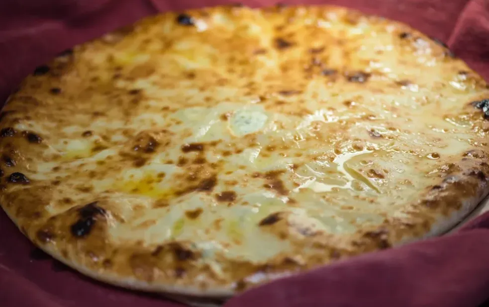 Пирог с начинкой из грибов и сыра