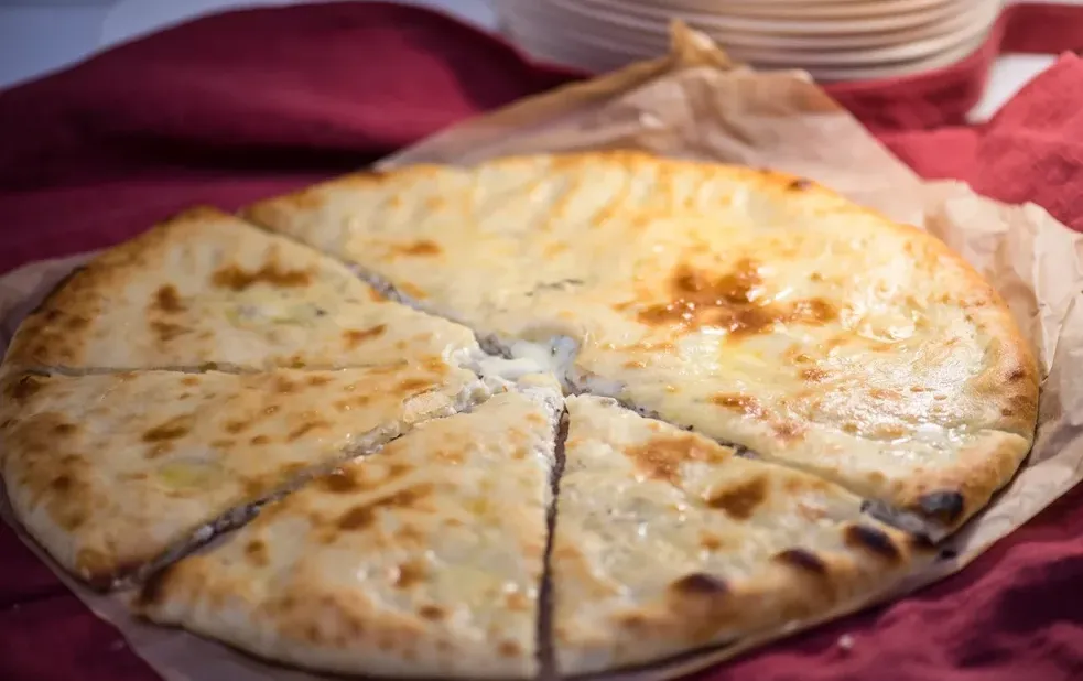 Пирог с начинкой из курицы, грибов и сыра