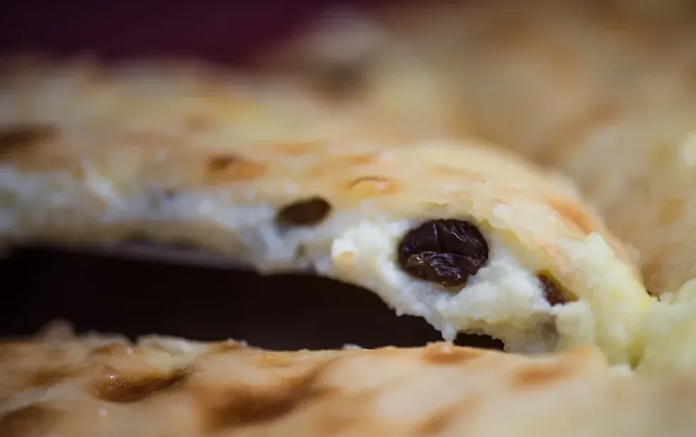 Пирог с творогом, сгущенным молоком и изюмом
