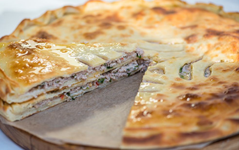Пирог с мясной начинкой из свинины и говядины